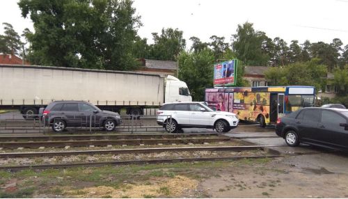 В Барнауле пассажирский автобус развернуло поперек дороги из-за ДТП