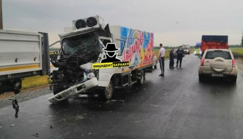 Два грузовика столкнулись на трассе Барнаул – Рубцовск