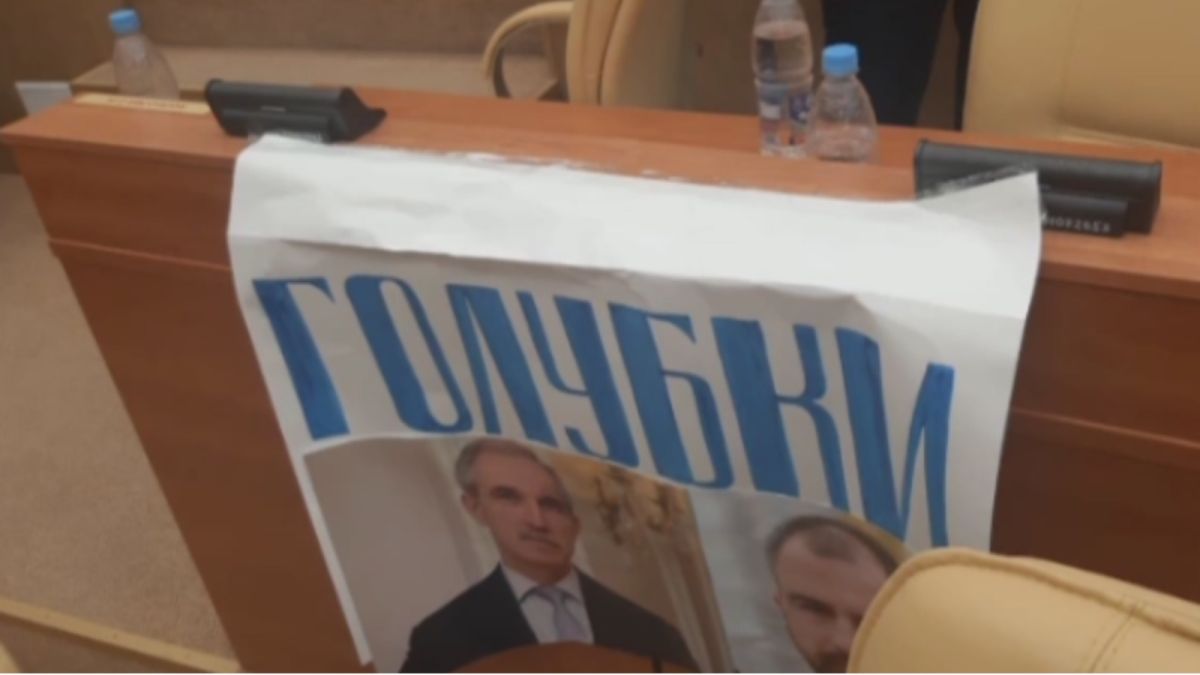 Ульяновские депутаты подрались из-за плаката с надписью "голубки"