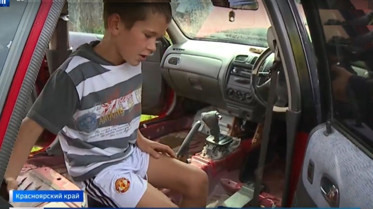 10-летний сибиряк спас мать из тонущего автомобиля