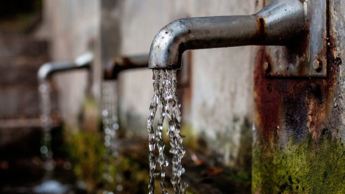 Жители Ярового жалуются на ржавую и вонючую воду  