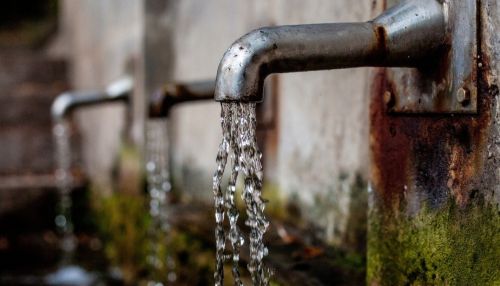 Жители Ярового жалуются на ржавую и вонючую воду