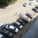 Автомобиль снес несколько машин на парковке в Барнауле