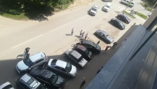 Автомобиль снес несколько машин на парковке в Барнауле