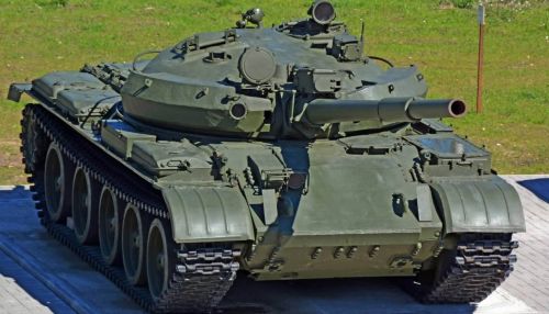 В центре Барнаула установили танк Т-62 к юбилею ВДВ