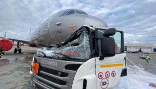 Топливозаправщик столкнулся с самолетом в Шереметьево, есть пострадавший