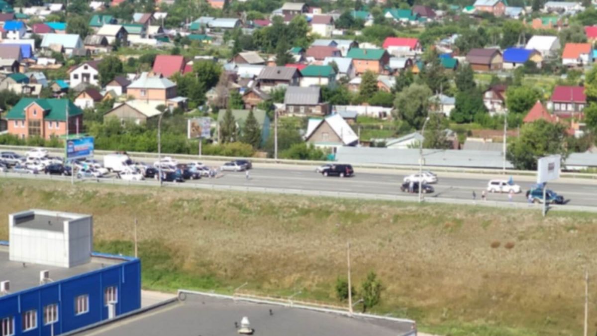 В Новосибирске толпа десантников перекрыла мост через Обь