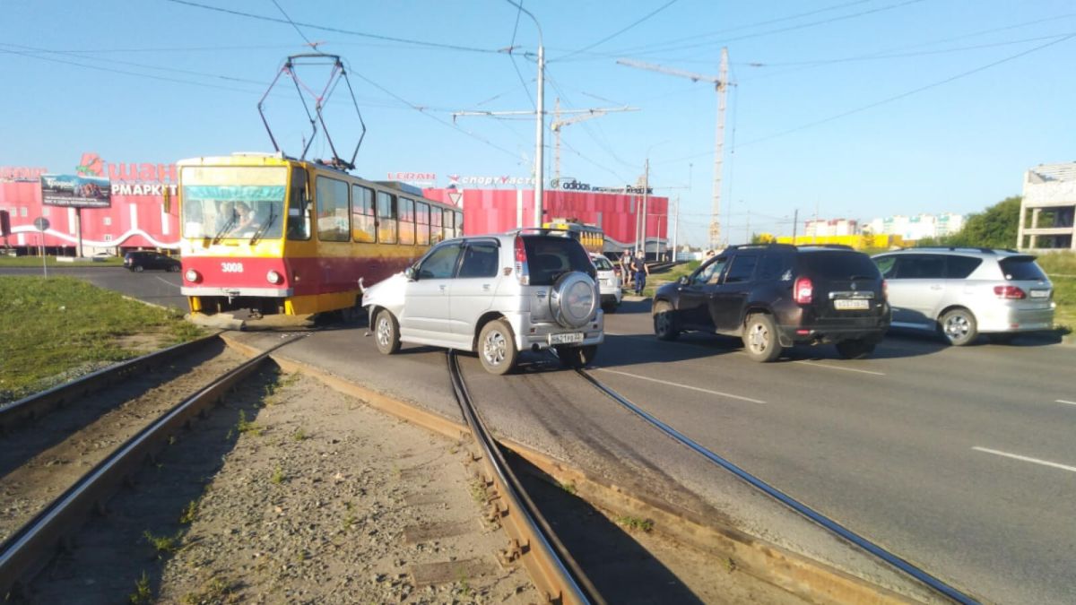 В Барнауле ДТП на кольце парализовало движение трамваев