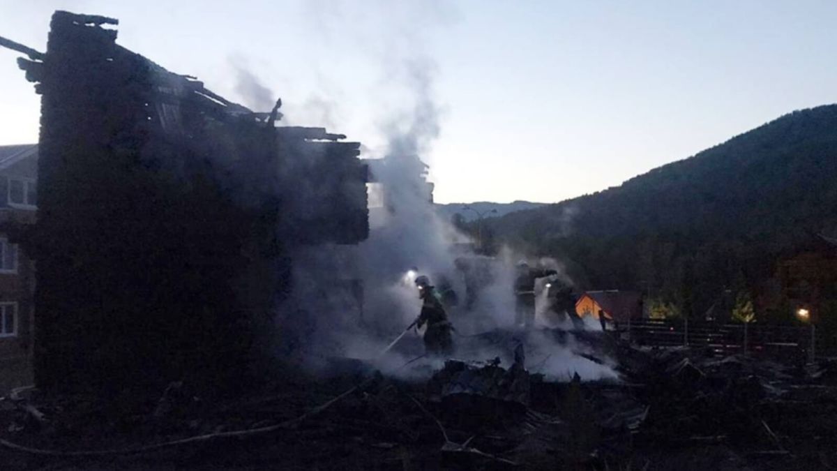 Пришлось прыгать: новосибирская семья спаслась при пожаре на алтайской турбазе 