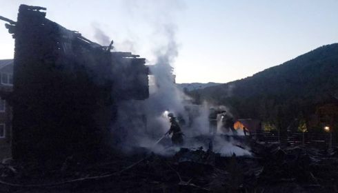 Пришлось прыгать: новосибирская семья спаслась при пожаре на алтайской турбазе
