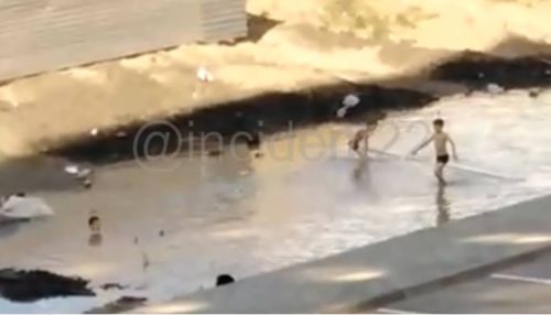 В Барнауле на видео попали резвящиеся в грязной луже у стройки дети