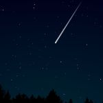 Метеорит или ракета: в соцсетях спорят о небесном явлении над Сибирью