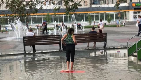 В Барнауле пешеходный фонтан затопил детскую площадку
