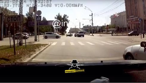 Днем в центре Барнаула автомобиль сбил мотоциклиста