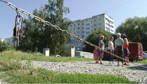 Парковочные войны: во дворе Барнаула разожгли конфликт из-за захвата территории
