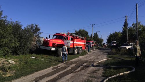 Два жилых дома полыхали в барнаульском поселке Гоньба