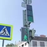 Барнаулец на спор залез на светофор и порвал печень в новогоднюю ночь