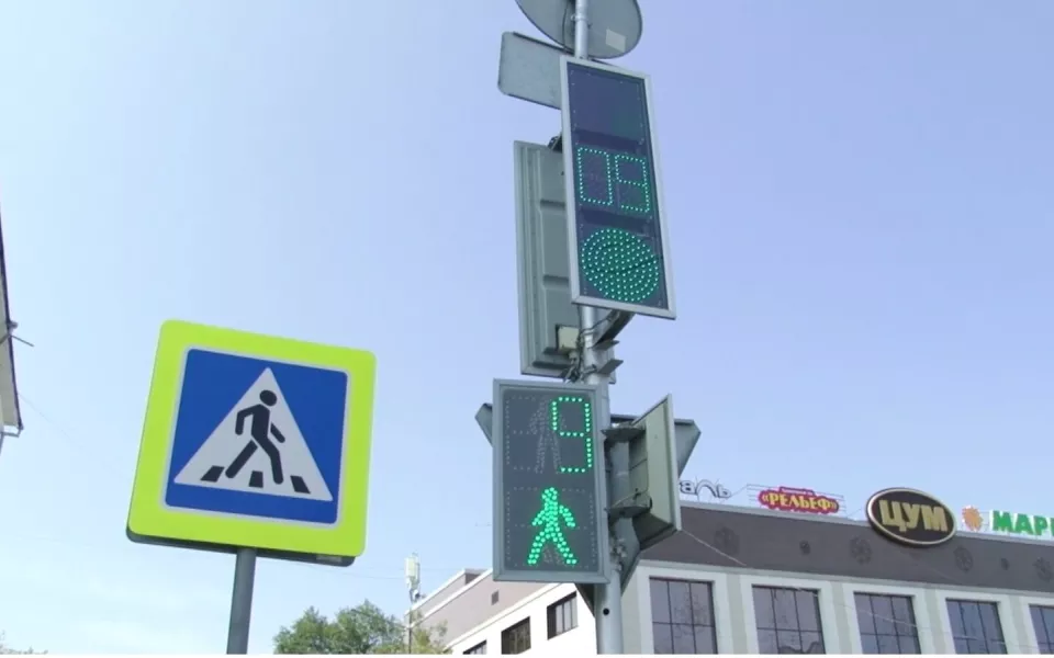 Барнаулец на спор залез на светофор и порвал печень в новогоднюю ночь