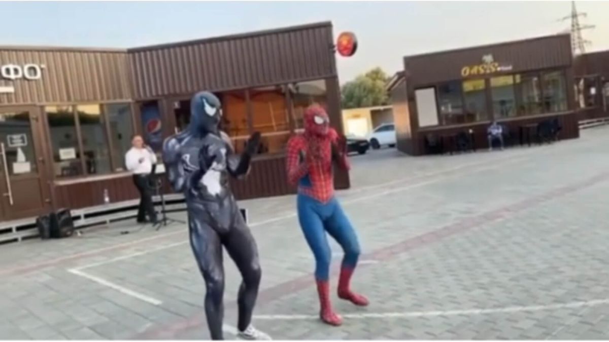 Человек-паук устроил танцы на барнаульском Арбате под песню "Лондон-Париж"
