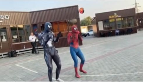 Человек-паук устроил танцы на барнаульском Арбате под песню Лондон-Париж