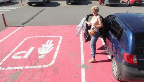 Торговому центру в Казани предписали убрать розовую парковку