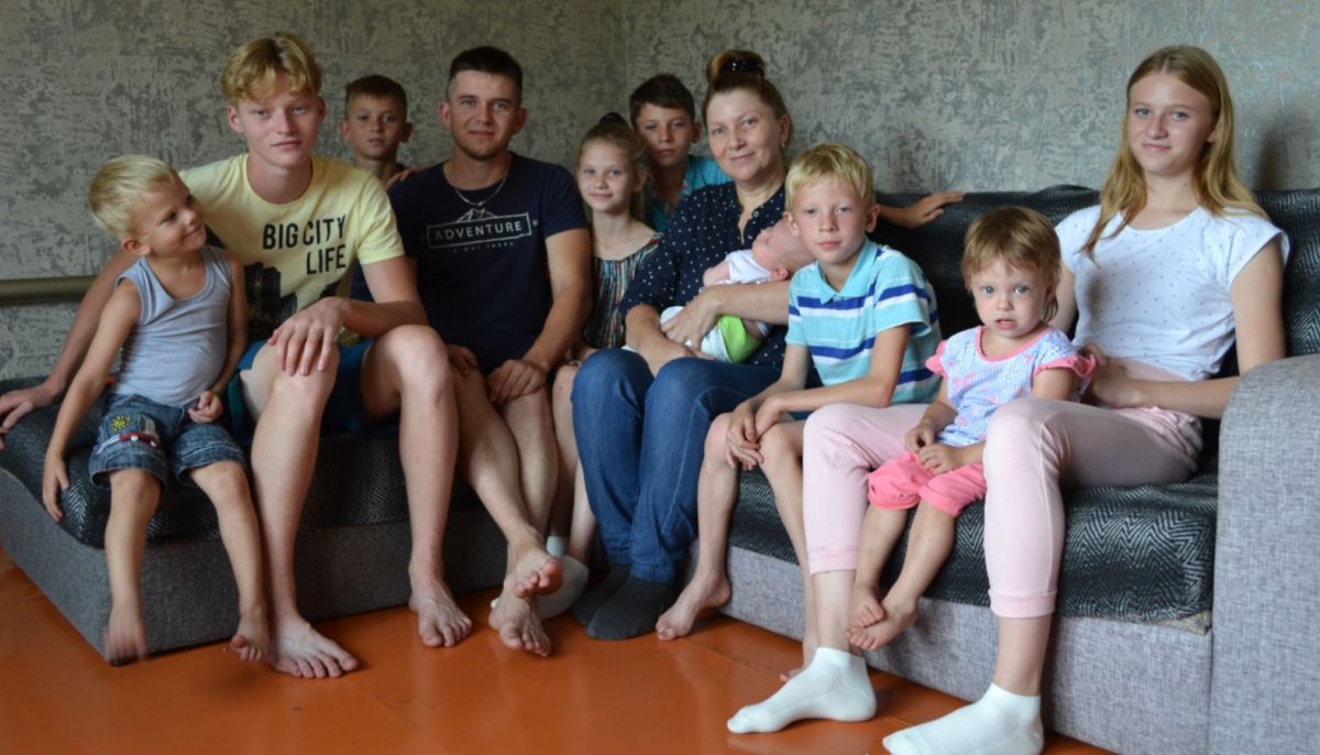 Результаты всей семьей карелия. Многодетная мама. Семья 10 детей. Многодетная семья в России. Босые многодетные семьи.