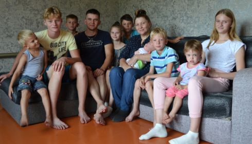 Многодетная пара из алтайского села разводится после рождения десятого ребенка
