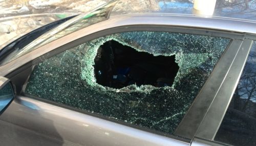 Экшен по-барнаульски: мужчина выпрыгнул в окно, чтобы угнать авто с парковки