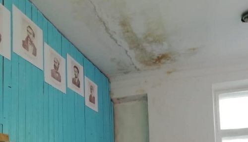 Школа в алтайском селе рушится и трещит по швам накануне нового учебного года