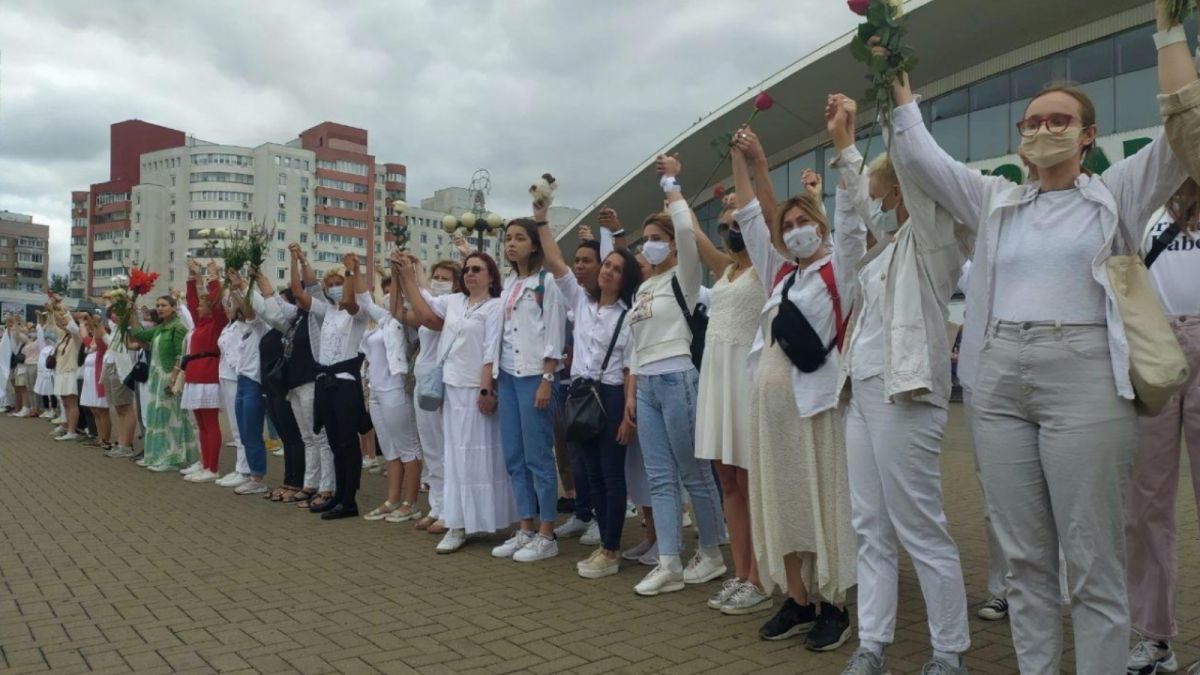 Жительницы Минска в знак протеста оделись в белое и встали в живую цепь 