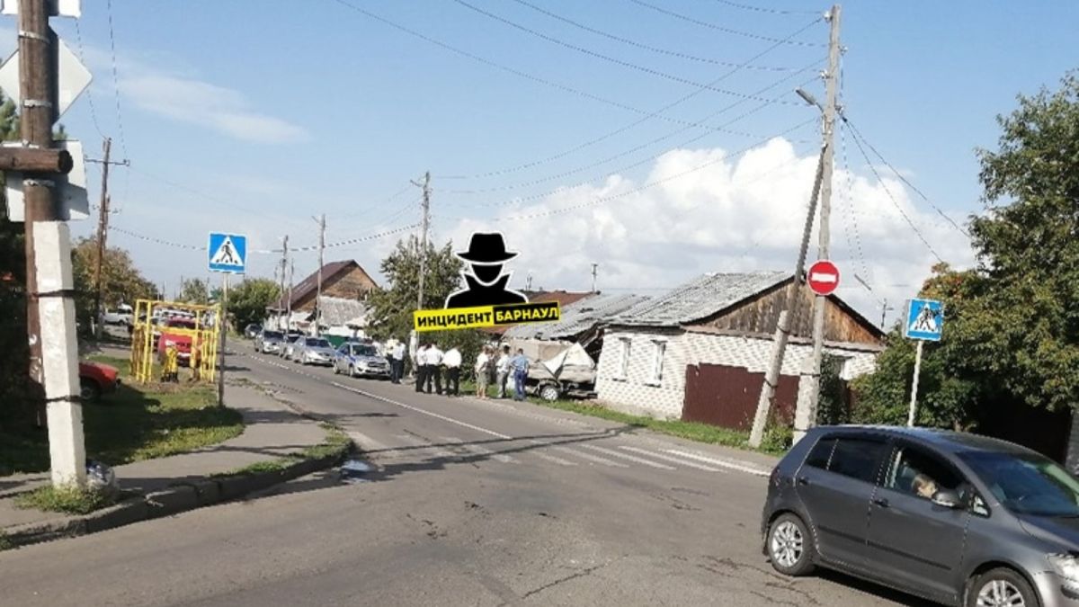 Грузовая "Газель" с пьяным водителем протаранила частный дом в Барнауле