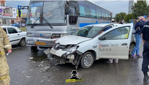 Приехали. Такси и рейсовый автобус столкнулись в Барнауле