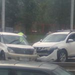 Трамваи встали: в Барнауле спешащее такси закинуло на рельсы