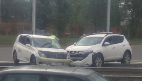 Трамваи встали: в Барнауле спешащее такси закинуло на рельсы