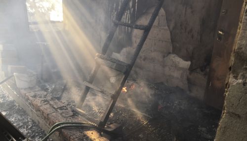 Барнаульская семья семь лет строила дом в кредит и стала жертвой пожара