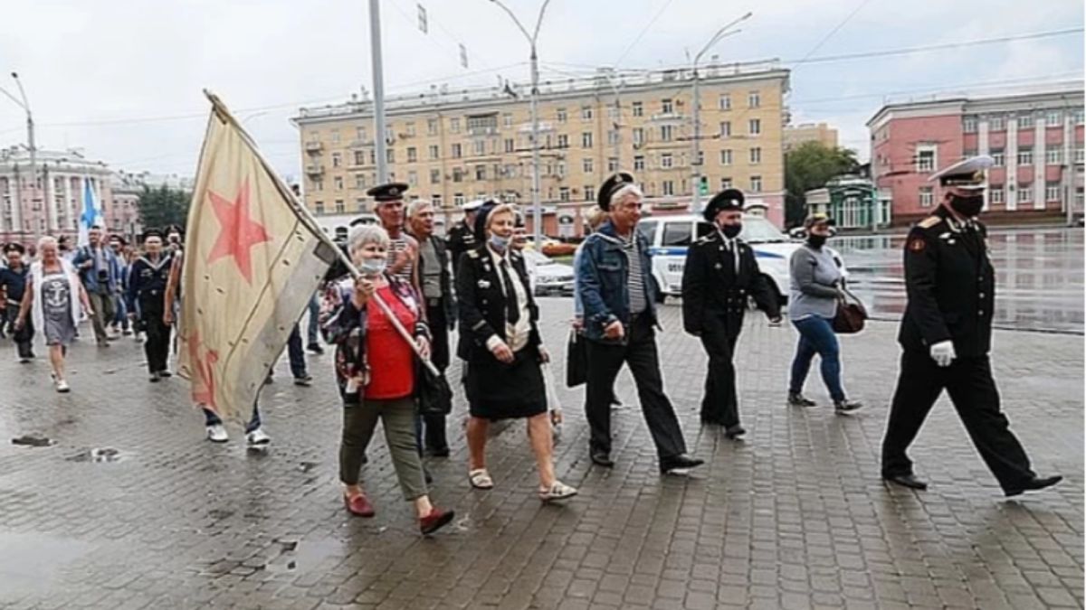 Главе барнаульских морпехов грозит 15 суток за стихийное шествие в День ВМФ