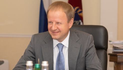 Доходы упали: сколько заработал губернатор Виктор Томенко в 2019 году