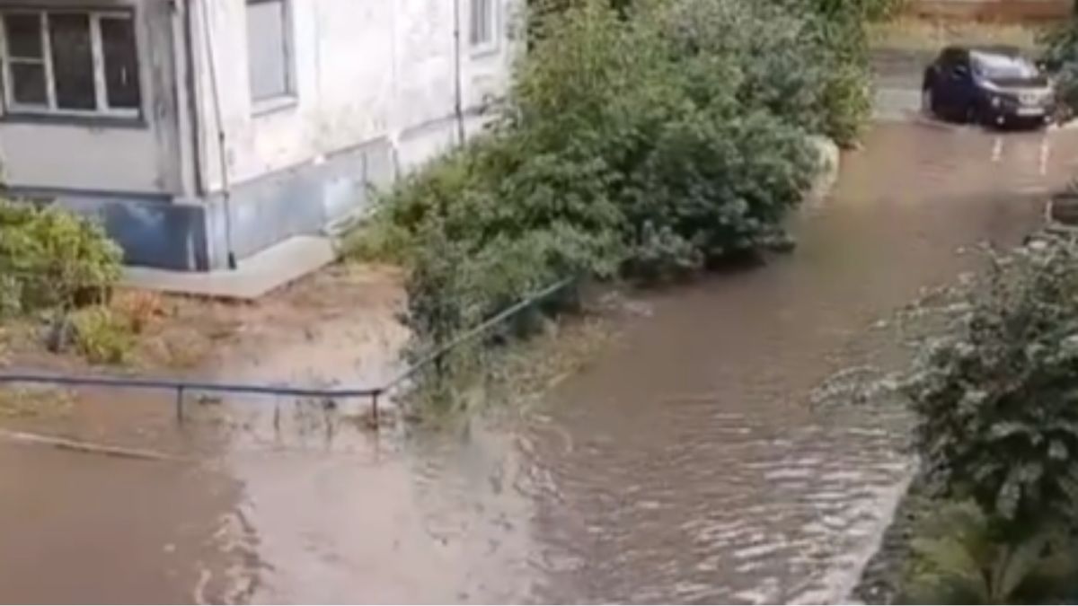 Как в Венеции: улицы Бийска затопило после дождя  