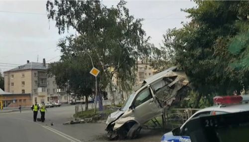 Мы пройдём бочком: в Барнауле Lexus RX ударился об ограждение и встал на дыбы