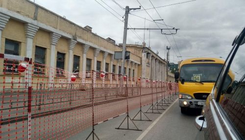 На проспекте Строителей у Локомотива движение ограничили до двух полос