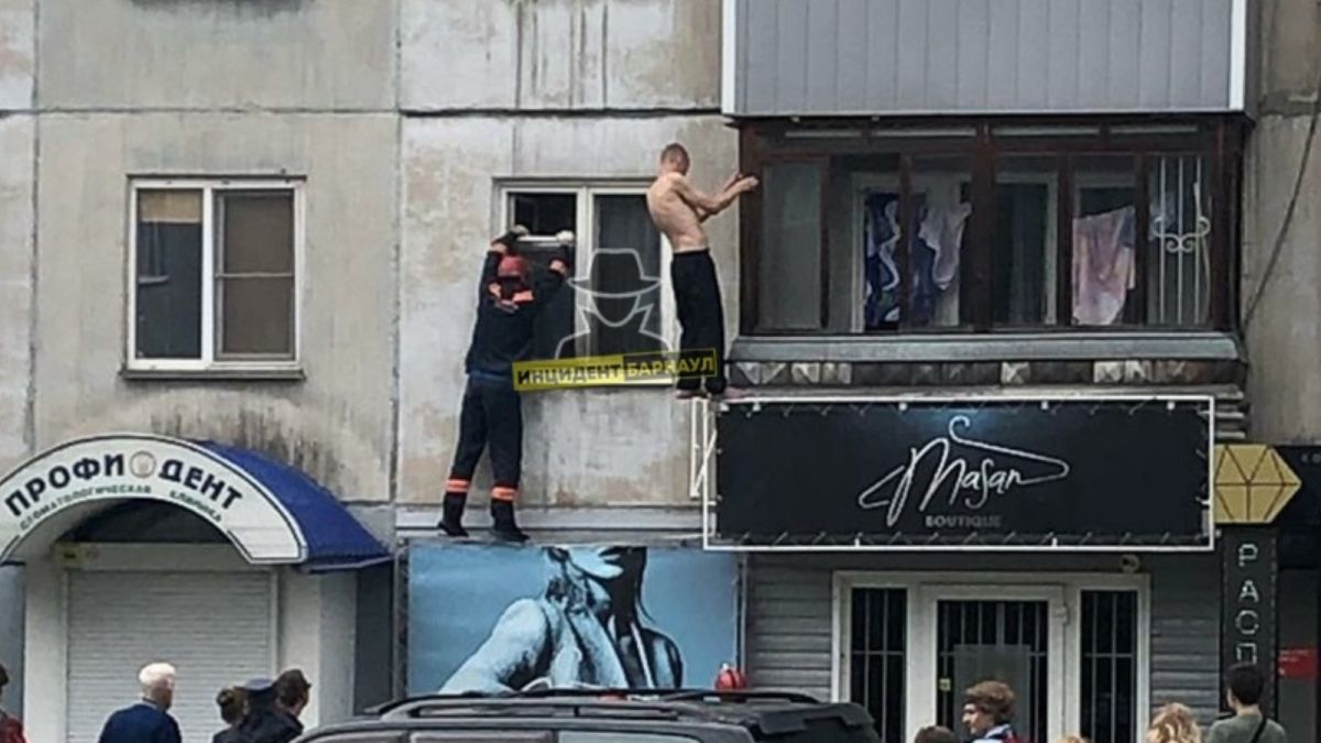 В Барнауле мужчина долго висел с внешней стороны балкона, а потом упал 