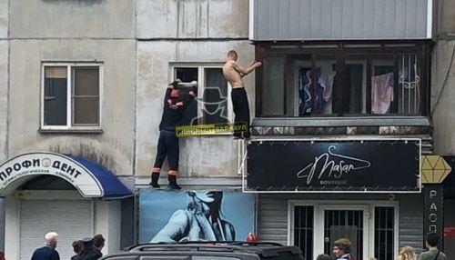 В Барнауле мужчина долго висел с внешней стороны балкона, а потом упал