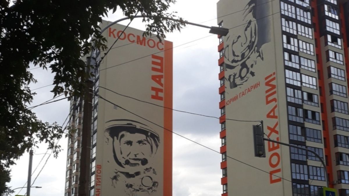 "Поехали – космос наш": на барнаульских домах появились Гагарин и Титов 