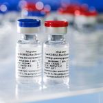 Первыми вакцину от коронавируса в России получат десятки тысяч человек