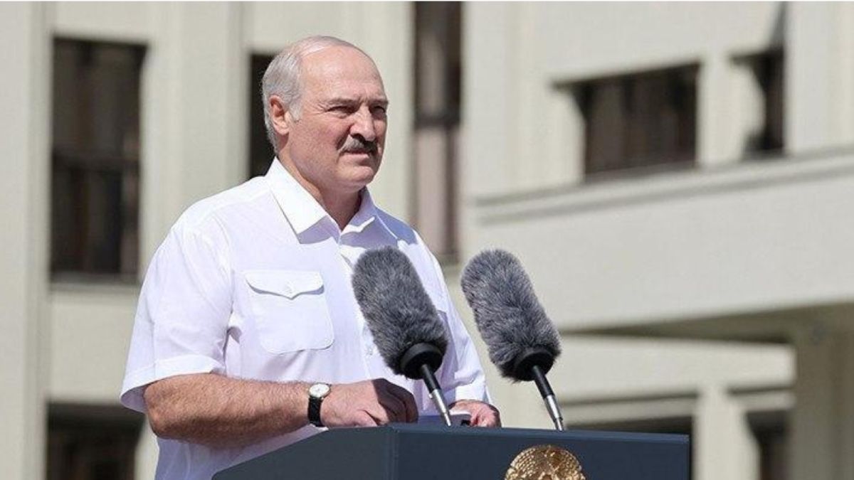 Лукашенко обратился к белорусам с пламенной речью и встал на колени 