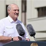 Лукашенко обратился к белорусам с пламенной речью и встал на колени