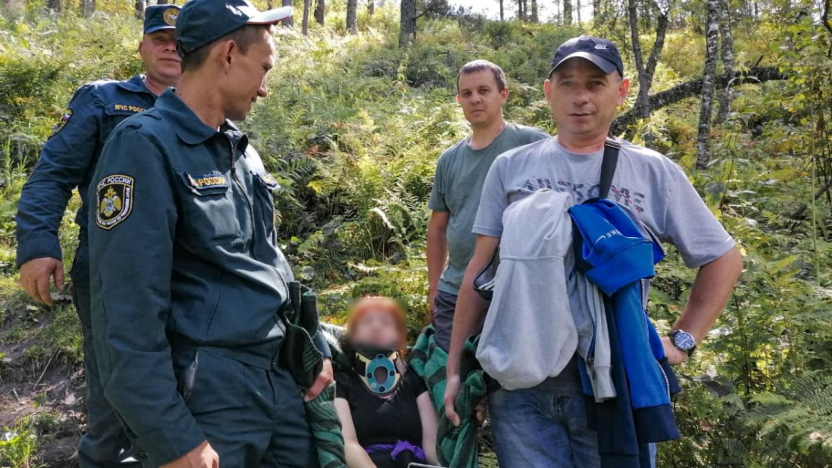 Спасатели в Республике Алтай на руках вынесли туристку со смотровой площадки