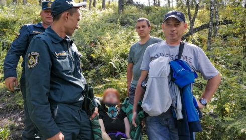 Спасатели в Республике Алтай на руках вынесли туристку со смотровой площадки