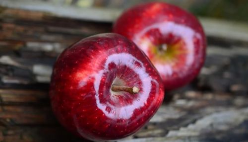 Эксперты рассказали, кому опасно есть слишком много яблок