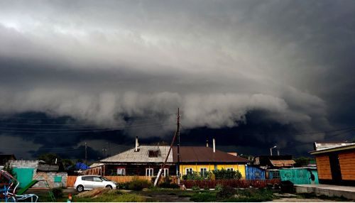 Рубцовчанин сделал впечатляющие фотографии грозовых облаков